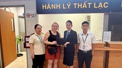 Trao lại tài sản cho khách du lịch bỏ quên trên máy bay khi đến Phú Quốc 