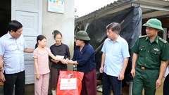 Đoàn đại biểu Quốc hội thành phố Huế thăm hỏi, trao quà hỗ trợ người dân vùng lũ