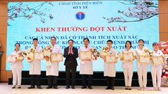 Khen thưởng các y bác sĩ nỗ lực cứu chữa bệnh nhân gần đứt rời cẳng chân