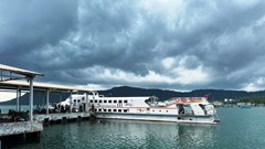 Tàu cao tốc đi Phú Quốc tạm ngưng hoạt động do thời tiết xấu