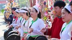 Du khách thích thú khám phá sắc màu nghề truyền thống dân tộc Mường