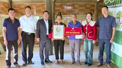 Bàn giao nhà Đại đoàn kết  cho hộ nghèo, đặc biệt khó khăn tại xã vùng cao Điện Biên