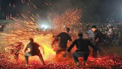 Về Tuyên Quang vui hội nhảy lửa độc đáo của người Pà Thẻn