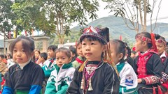 Giữ gìn bản sắc văn hoá trong trường học ở xã vùng cao Đông Cuông