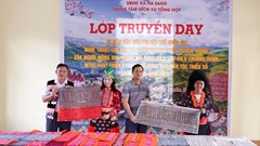  Người Mông hoa ở Na Sang giữ nghề tạo hoa văn trên vải truyền thống