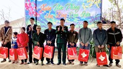 Đồn Biên phòng Sin Suối Hồ tặng quà Tết cho đồng bào vùng biên