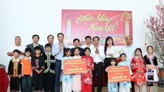 Trao tặng quà Tết cho trẻ em có hoàn cảnh đặc biệt khó khăn 