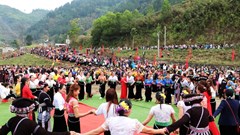 Đầu Xuân về Bản Bo vui hội xòe chiêng với đồng bào dân tộc Thái 