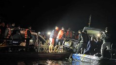 Khẩn trương tìm kiếm nạn nhân vụ chìm tàu khách trên hồ Thác Bà