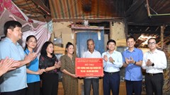 Hỗ trợ làm nhà Đại đoàn kết cho 2 hộ gia đình có hoàn cảnh khó khăn