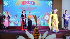 Lưu học sinh Lào tại Điện Biên vui Tết cổ truyền Bunpimay