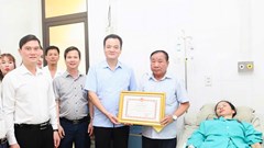 Biểu dương một phụ nữ dũng cảm cứu người trong dông lốc