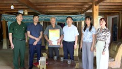 Trao quà cho các gia đình chính sách, chiến sĩ Điện Biên