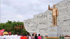 Dâng hoa, dâng hương kỉ niệm 136 năm Ngày sinh Chủ tịch Hồ Chí Minh