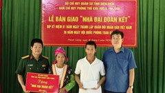 Bàn giao nhà “Đại đoàn kết” cho hộ nghèo xã vùng cao Phình Giàng