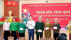 Thăm hỏi, tặng quà các gia đình người có công tại xã vùng cao Sin Suối Hồ
