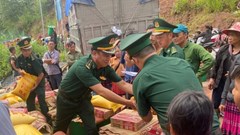 Trao tặng 400 suất quà cho người dân vùng biên giới Quảng Lâm