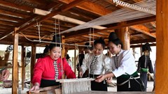 Phụ nữ Yên Châu gìn giữ nghề dệt thổ cẩm, lan tỏa văn hóa Thái