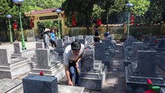 Dâng hương tưởng niệm các Anh hùng liệt sĩ tại Nghĩa trang Liệt sĩ Đông Khê
