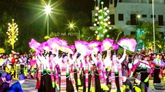 Rực rỡ sắc màu văn hóa Thái tại “Điểm hẹn bản sắc Lào Cai“