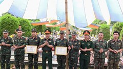 Khen thưởng  đột xuất 2 cán bộ tiêu biểu trong “Chiến dịch 500 ngày đêm” tại Điện Biên
