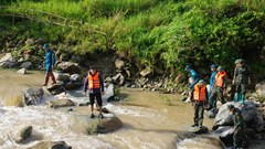 Xuyên đêm tìm kiếm 3 cháu nhỏ nghi bị lũ cuốn tử vong ở Sơn La