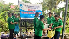 Phụ nữ U Minh Thượng gom rác thải nhựa gây quỹ tình thương