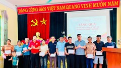 Trao 110 suất quà hỗ trợ người dân xã Mường Kim bị ảnh hưởng do mưa lũ