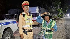 Trao hơn 200 áo phản quang cho người dân mưu sinh về đêm