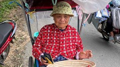 Người bán vé số khuyết tật nhặt được ví tiền, mang đến công an tìm người trả lại