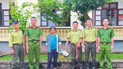 Người dân Mường Chà tự nguyện giao nộp cá thể gà lôi trắng quý hiếm