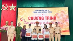 Cảnh sát giao thông Sơn La hỗ trợ 13 trẻ em khó khăn trước năm học mới