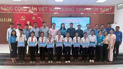 Trao 50 suất học bổng trên quê hương Nữ Anh hùng dân tộc Khmer
