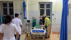 CSGT Điện Biên dùng xe chuyên dụng đưa người bị rắn cắn đi cấp cứu