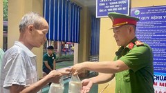 Công an xã Văn Chấn lan tỏa yêu thương từ những suất cháo nghĩa tình