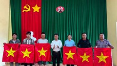 1.000 lá cờ Tổ quốc đến với người dân nơi địa đầu Lũng Cú