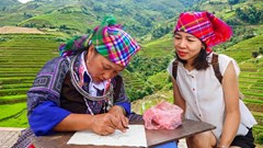 Du khách thích thú trải nghiệm di sản vẽ sáp ong ở Mù Cang Chải