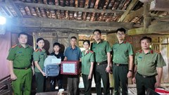Công an Cao Bằng tiếp sức học sinh vượt khó đến trường
