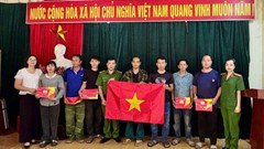 Công an Cao Bằng trao 500 lá cờ Tổ quốc tới đồng bào vùng biên