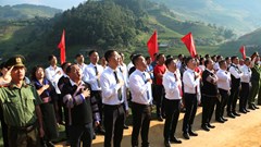 Thiêng liêng lễ chào cờ giữa mùa vàng ruộng bậc thang Mù Cang Chải