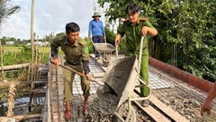 An Giang: Công an xã Giồng Riềng góp sức xây dựng cầu dân sinh
