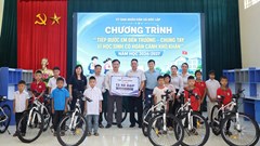 Tiếp sức học sinh khó khăn xã vùng cao Độc Lập bước vào năm học mới