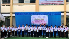 Trao hệ thống lọc nước sạch và 1.000 quyển tập cho học sinh xã biên giới Phú Hữu