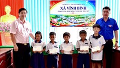 Vĩnh Bình trao học bổng tiếp sức học sinh đầu năm học mới
