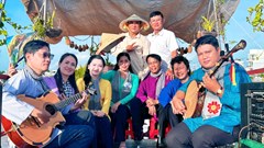 Đờn ca tài tử ngân vang giữa chợ nổi Cái Răng