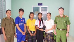 Nhặt được hai điện thoại trị giá hơn 50 triệu đồng, ba học sinh tìm người trả lại