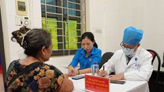 Khám bệnh, cấp thuốc miễn phí cho người dân Mường Nhé và Sín Thầu