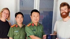 Công an xã Mường Pồn trao trả hộ chiếu thất lạc cho 4 du khách
