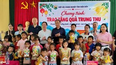 400 suất quà Trung thu đến với thiếu nhi quê hương Anh hùng liệt sĩ Vừ A Dính