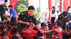 Trao 100 suất quà và 200 lá cờ Tổ quốc tại xã biên giới Mẫu Sơn